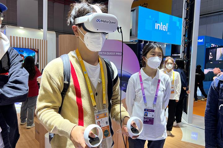 Visitors Experience Metaverse Scenarios At The 5th CIIE AI Sub-Exhibition